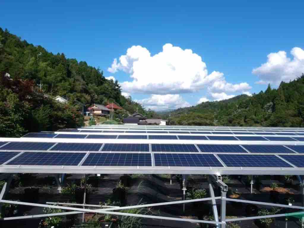 農地の上に設置した太陽光パネル